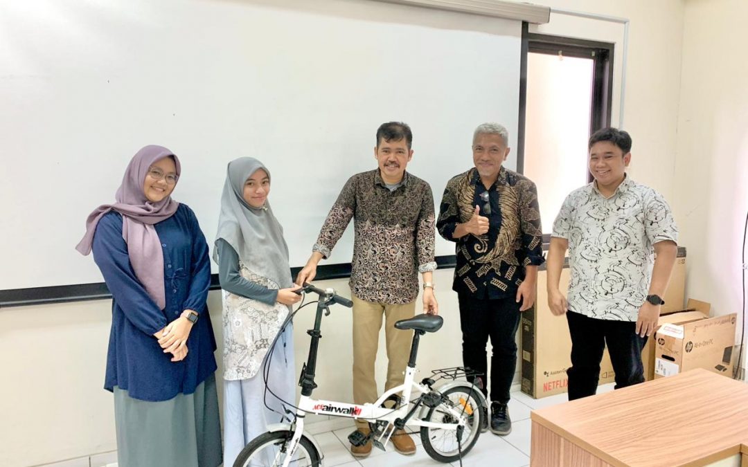 Pemberian Reward Kepada Laboran yang Berkinerja Terbaik Fakultas Sains dan Teknologi